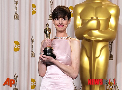 【서울=뉴시스】박영주 기자 = "꿈이 실현됐다. 아카데미에 정말로 감사한다. 후보에 오른 것만으로도 영광스럽다. 내가 여기에 있는 데는 여러분, 수많은 분들의 도움이 있었다. 출연진과 스태프들에게 영광을 바친다. 친구들과 가족들, 그리고 남편에게도 감사하고 싶다. 내 인생의 가장 빛나는 순간이다. 머지 않아 좋은 작품으로 만날 수 있기를 기대한다."&nbsp; 할리우드 스타 앤 해서웨이(31)가 영화 '레 미제라블'로 오스카 트로피를 처음으로 품에 안았다.&nbsp; 해서웨이는 24일(현지시간) 미국 로스앤젤레스 돌비극장에서 열린 제85회 아카데미 시상식에서 여우조연상을 수상했다. 앞서 아카데미의 지표로 여겨지는 미국배우조합시상식 여우조연상, 골든글로브 여우조연상 등을 수상하며 가능성을 높였다.&nbsp; LA영화비평가협회 여우조연상, 미국비평가위원회 앙상블연기상과 앙상블상, 새털라이트 어워즈 앙상블상, 워싱턴비평가협회 여우주연상과 연기 앙상블상, 영국 아카데미 여우조연상, 미국 크리틱스 초이스 여우조연상을 더하면 11번째 수상이다.&nbsp; 해서웨이가 출연한 '레미제라블'은 4대 뮤지컬로 손꼽히는 작품으로 26년 만에 영화화됐다. 톰 후퍼(41) 감독과 세계적 프로듀서 캐머런 매킨토시(67)의 합작품으로 휴 잭맨(45), 러셀 크로(49), 아만다 사이프리드(28), 에디 레드메인(31), 헬레나 본햄 카터(47) 등이 출연했다.&nbsp; 해서웨이는 가난 속에 딸을 키우기 위해 창녀가 되는 '판틴'을 연기했다. 영화 초중반의 짧은 분량을 위해 11㎏을 감량하며 삭발까지 감행했다.&nbsp; 해서웨이는 뮤지컬의 강점을 잘 살린 실질적인 여주인공으로 짧은 대사부터 긴 독백까지, 모든 멜로디에 가사와 영혼을 불어넣었다는 호평을 받았다. 뮤지컬 '레미제라블'에서 '판틴'을 연기한 적이 있는 배우 출신 어머니 덕분에 고등학생 시절 합창단 소프라노로 카네기홀 무대에 서기도 했다.&nbsp; 노래에 일가견이 있는 해서웨이는 '판틴'을 준비하면서 매춘부들을 만나 대화하며 '판틴' 연기에 리얼리티를 더했다. 손짓, 머리의 움직임, 자세까지 '판틴'에 맞춰 고쳤다. 20번이나 노래한 '아이 드림드 어 드림' 중 4번째 것을 영화에 쓴 것도 연기 때문이다. 감독은 "그 순간의 '판틴'을 넘어설 만한 연기를 찾지 못했다"고 감탄했다.&nbsp; 해서웨이는 열일곱 살에 '프린세스 다이어리'의 '미아 서모폴리'로 캐스팅돼 유럽의 작은 왕국 제노비아를 이끌어가는 왕녀가 됐다. 이후 출연한 '천국의 맞은편 '니콜러스 니클비'는 흥행에 실패했다. 뉴욕대 졸업 즈음 출연한 '프린세스 다이어리2'는 '예쁜 배우'라는 사실만 강조됐다. 2005년 '하복'에서는 마약과 섹스에 빠진 10대들의 세계를 표현했지만 혹평을 들었다.&nbsp; 1999년 FOX 드라마 '겟 리얼'로 데뷔, 6년간 시행착오를 겪다가 2005년 '브로크백 마운틴'을 계기로 주목받았다. 20년간 비밀스런 사랑을 간직한 두 카우보이의 로맨스를 다룬 이 영화에서 해서웨이는 동성을 사랑하는 남자(제이크 질렌할)의 상대역을 연기했다. 2005년 베니스영화제 황금사자상에 이어 아카데미에서 2관왕을 차지한 작품이다.&nbsp; 이후 '악마는 프라다를 입는다'(2006), '비커밍 제인'(2007), '레이첼, 결혼하다'(2008), '러브&드럭스'(2010), '원 데이'(2011), '다크 나이트 라이즈'(2012) 등을 통해 스타덤을 굳혔다.&nbsp; gogogirl@newsis.com