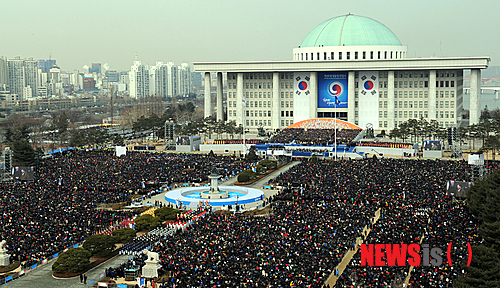 【서울=뉴시스】김기태 기자 = 25일 오전 서울 여의도 국회 앞 광장에서 박근혜 제18대 대통령 취임식이 열리고 있다.&nbsp; photo@newsis.com