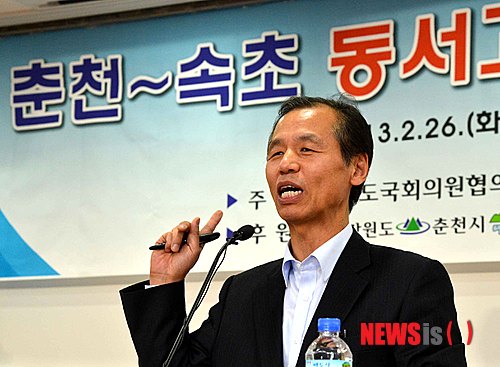 【서울=뉴시스】권주훈 기자 = 26일 오후 서울 여의도 국회 의원회관 신관 소회의실에서 열린 춘천-속초 동서고속화철도 정책토론회에서 최문순 강원지사가 축사를 하고 있다. joo2821@newsis.com