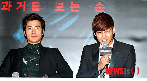 【서울=뉴시스】박문호 기자 = 배우 김범(오른쪽)과 김강우가 26일 오후 서울 CGV 영등포점에서 열린 영화 '사이코메트리(감독 권호영)' 언론 시사회에서 소감을 말하고 있다.&nbsp; go2@newsis.com