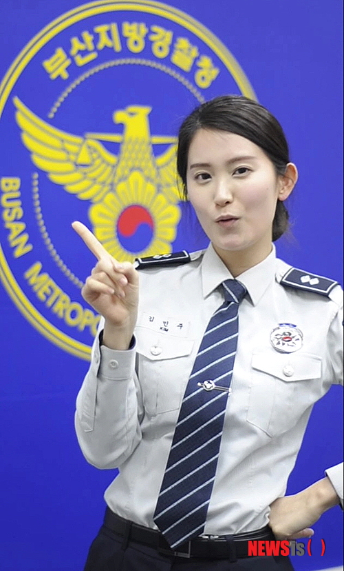 【부산=뉴시스】하경민 기자 = 부산경찰의 여경이 부른 '귀요미송'이 누리꾼들 사이에서 폭박적인 반응을 얻고 있어 화제다. 부산경찰청은 27일 오전 10시 부산경찰 페이스북(www.facebook.com/busanpolice)과 유튜브(www.youtube.com/watch?v=HuCbRR16xh8)를 통해 '부산경찰 귀요미송'을 공개했다. 49초 분량인 영상에는 연신 밝은 미소를 띈 미모의 여경이 하리의 귀요미송을 배경으로 귀여운 안무에 맞춰 깜찍한 표정을 선보이고 있다. 이 영상은 공개 3시간 만에 페이스북 '좋아요' 3만여 명, 공유 1000건을 돌파하는 등 SNS상 삽시간에 확산돼 누리꾼에게 폭발적인 반응을 얻고 있다. (사진=영상 캡쳐)&nbsp;&nbsp; yulnetphoto@newsis.com