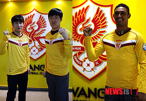 【광주=뉴시스】류형근 기자 = 프로축구 광주FC에 영입된 권용남(왼쪽), 김준엽, 루시오가 27일 광주 서구 광주FC 구단 사무실에서 기념 사진을 찍고 있다.(사진=광주FC 제공)&nbsp;&nbsp; hgryu77@newsis.com 