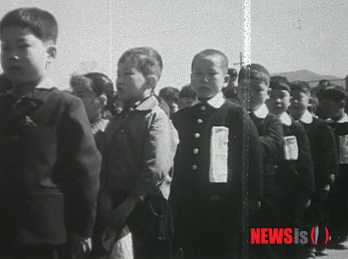 【서울=뉴시스】유상우 기자 = KTV가 3월 신학기를 맞아 1950~70년대의 5분 분량 영상자료를 웹하드를 통해 공개한다.&nbsp; 대한뉴스 자료를 활용한 이 영상은 1958년 4월 제작된 ‘초등학교 입학하는 날’(대한뉴스 159호)을 비롯해 ‘입학시험’(대한뉴스 204호·1959)’, ‘어린이 입학의 날’(대한뉴스 208호·1959) 등을 포함한다.&nbsp; 가슴에 명패와 교모를 쓰고 줄을 서고 있는 어린이들, 시험장 안에서 긴장된 모습으로 중학교 입학 시험문제를 푸는 학생들, 어머니와 누나의 손을 잡고 국민학교 교정에 들어서는 어린이들, 학교 문 앞에서 초조한 모습으로 아이들의 합격을 기원하는 학부모들의 모습을 볼 수 있다.&nbsp; 자료는 KTV 웹하드(http://webhard.ktv.go.kr)에서 내려받을 수 있다. ID는 ktv 520, 비밀번호는 1111이다.&nbsp; KTV는 지난 2월부터 대한뉴스의 영상을 재구성해 서비스하고 있다. 저작권법에 따라 상업적 활용과 2차 저작물 생산은 할 수 없다.&nbsp; swryu@newsis.com