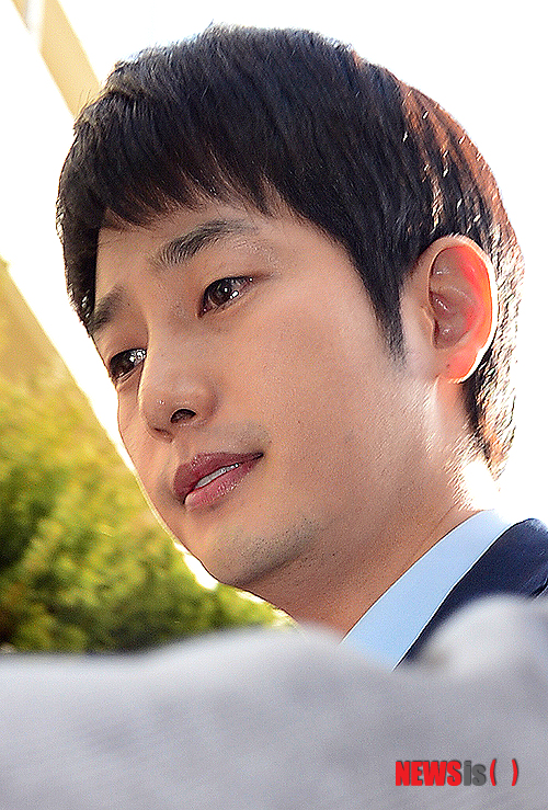 【서울=뉴시스】조종원 기자 = 연예인 지망여성을 성폭행한 혐의로 피소된 배우 박시후가 1일 오전 서울 은평구 녹번동 서부경찰서로 출석하고 있다.&nbsp;&nbsp;&nbsp; choswat@newsis.com