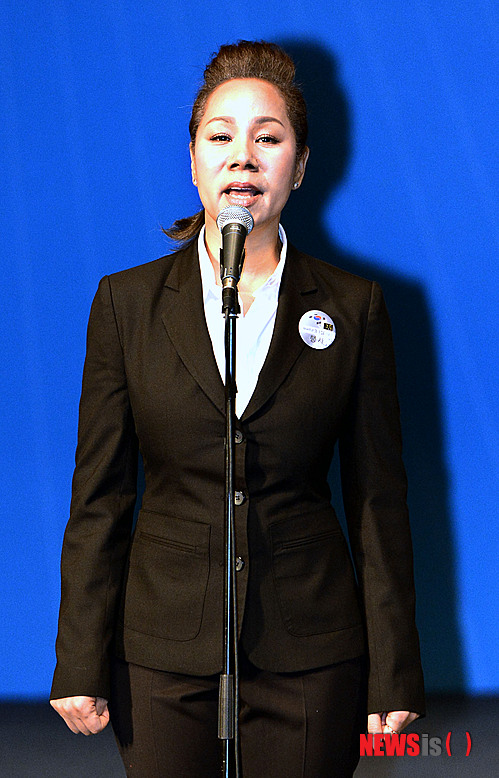 【서울=뉴시스】홍찬선 기자 = 가수 인순이가 1일 오전 서울 종로구 세종문화회관에서 열린 3.1절 기념식에 참석해 애국가 제창을 하고 있다.&nbsp; mania@newsis.com
