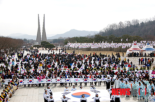 【천안=뉴시스】김효원 기자 = 3·1절 제94주년을 맞은 1일 오전 충남 천안시 독립기념관 겨레의 집에서 충청남도, 독립기념관 주최로 안희정 충남지사와 성무용 천안시장, 생존 애국지사, 독립유공자 등 1000여명이 참석한 가운데 3.1절 기념식이 열렸다.&nbsp;&nbsp; khw0720@newsis.com