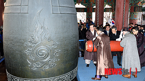 【서울=뉴시스】강진형 기자 = 박원순 서울시장이 1일 오후 서울 종로구 관철동 보식각에서 열린 '제94주년 3.1절 기념 보신각 타종행사'에서 김명수 서울시의회 의장 및 독립유공자와 함께 타종을 하고 있다.&nbsp; marrymero@newsis.com