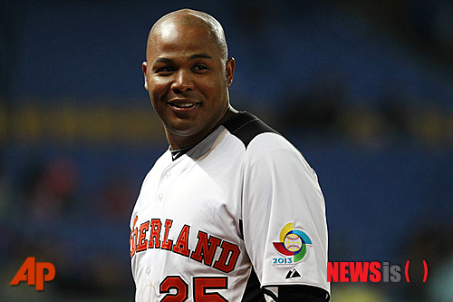 [타이중=AP/뉴시스] 네덜란드의 앤드류 존스가 2일(한국시간) 대만 타이중 인터내셔널 경기장에서 열린 한국과 2013 월드베이스볼클래식 시작 직전 더그아웃에서 포즈를 취하고 있다. 2013.03.02.