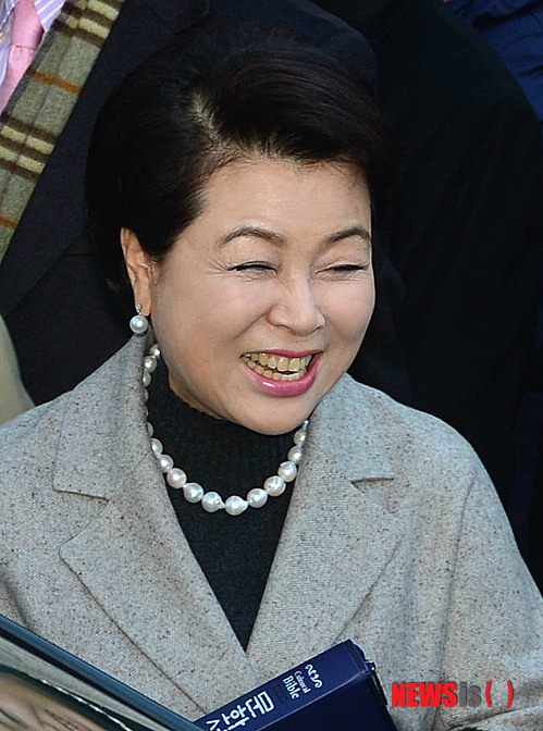 【서울=뉴시스】박문호 기자 = 이명박 전 대통령 부인 김윤옥 여사가 3일 오전 서울 강남구 신사동 소망교회에서 교인들과 웃으며 인사를 하고 있다. go2@newsis.com