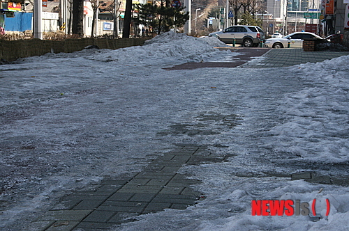 【춘천=뉴시스】이다솜 기자 = 3일 강원 춘천시 석사동 주공아파트에서 석사사거리 구간 인도 위 빙판이 1개월 가량 제거되지 않아 시민들이 큰 불편을 겪고 있다.&nbsp; westory21@newsis.com