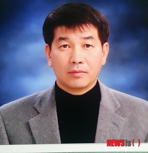 【보령=뉴시스】이진영 기자 = 충남 보령경찰서 문영철 오천파출소장이 지난 2일 투철한 경찰정신과 초동초치로 한 운전자의 귀중한 생명을 구조한 사실이 알려지면서 화제가 되고 있다.(사진= 오천파출소 제공) jin22666@newsis.com