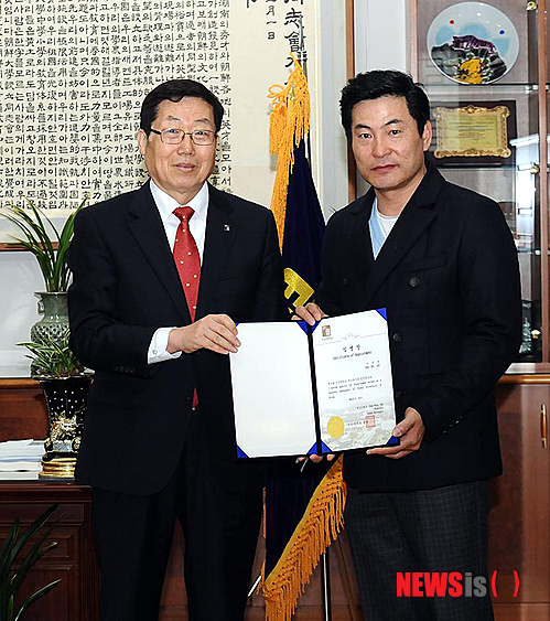 【광주=뉴시스】류형근 기자 = 조선대학교는 4일 오전 조선대 총장실에서 배우 이한위씨를 홍보대사로 위촉했다고 밝혔다. 이한위씨와 서재홍 총장이 임명장을 들어보이고 있다.(사진=조선대 제공)&nbsp; hgryu77@newsis.com 