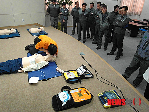 【강릉=뉴시스】김경목 기자 = 한국남동발전 영동화력발전처(처장 김명현) 직원들이 4일 강릉소방서 구급대원으로부터 자동제세동기(AED) 및 심폐소생술 교육을 받고 있다. (사진=강릉소방서 제공) photo31@newsis.com