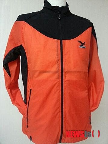 【대구=뉴시스】나호용 기자 = 5일 한국섬유개발연구원과 지역 섬유업체인 ㈜보광(대표 윤원보)이 공동 기술개발에 성공한 초세섬 나일론6 100%Conjugate 신축사로 만든 바람막이 옷.(사진=한국섬유개발연구원 제공) nhy@newsis.com