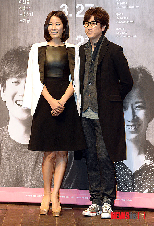 【서울=뉴시스】최동준 기자 = 5일 오전 서울 명동예술극장에서 열린 연극 '러브 러브 러브' 간담회에서 배우 이선균, 전혜진이 포즈를 취하고 있다.&nbsp; photocdj@newsis.com