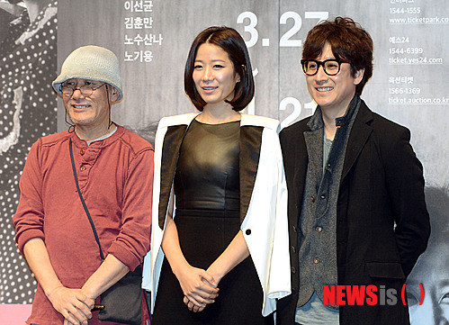 【서울=뉴시스】최동준 기자 = 5일 오전 서울 명동예술극장에서 열린 연극 '러브 러브 러브' 간담회에서 연출 이상우(왼쪽부터), 배우 전혜진, 이선균이 포즈를 취하고 있다.&nbsp; photocdj@newsis.com