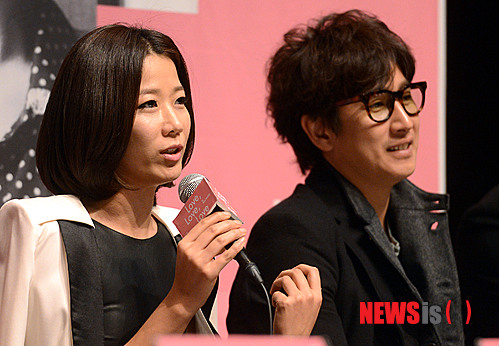 【서울=뉴시스】최동준 기자 = 5일 오전 서울 명동예술극장에서 열린 연극 '러브 러브 러브' 간담회에서 배우 전혜진이 취재진 질문에 답변하고 있다.&nbsp; photocdj@newsis.com