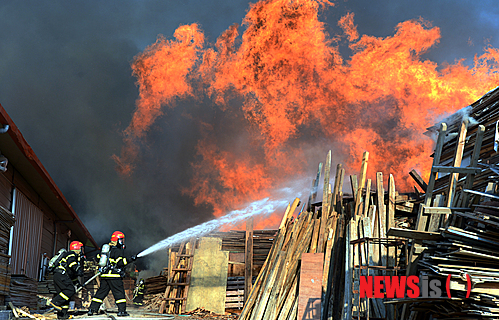 【광주=뉴시스】배동민 기자 = 5일 오후 4시22분께 광주 서구 마륵동 한 폐목재 야적장에서 불이 나 신고를 받고 출동한 119가 진화 작업을 벌이고 있다.&nbsp; guggy@newsis.com