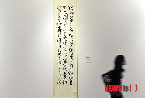 【서울=뉴시스】이재훈 기자 = 한글문화원과 한말글문화협회는 7일 오후 5시 서울 신문로 한글회관 얼말글교육관에서 '초등학교 한자교육 꿈도 꾸지 말라!'를 주제로 토론회를 연다. 이대로 한말글문화협회 대표는 "초등학교 때부터 한자교육을 하고 한자혼용을 하자는 것은 우리를 중국문화에 다시 묶자는 것"이라고 주장한다. 두번째 주제를 발표하는 송현 한글문화원장은 "한자교육은 초등교육에 평지풍파를 일으키는 무책임하고 경솔한 행동"이라고 비판한다. 김두루한 참배움학교연구회장은 3번째 주제발표를 통해 "한자교육보다 우리 한말글교육부터 제대로 하고, 입시교육으로 치닫는 우리 교육현장부터 바로 세워야 한다"고 강조한다. 50여 한글문화교육단체 대표들이 모인다. 이들은 초등학교에서 한자를 교육하는 것에 반대하는 성명을 발표할 예정이다. 한편, 이날 행사는 한글 기계화 선구자인 공병우(1906~1995) 박사 18주기 추모 모임도 겸한다. realpaper7@newsis.com