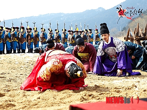 【서울·횡성=뉴시스】유상우·이다솜 기자 = JTBC 새 주말드라마 ‘궁중잔혹사-꽃들의 전쟁’(극본 정하연·연출 노종찬)의 조명 스태프 3명이 대관령 인근 촬영장으로 가던 중 교통사고를 당했다. 2명이 사망하고 1명이 다쳤다. 경찰에 따르면, 7일 오전 5시45분께 강원 횡성군 우천면 우항리 영동고속도로 강릉 방향 143.9㎞ 지점에서 배모(40)씨가 운전하던 2.5t 발전차가 앞서 가던 이모(54)씨의 25t 카고 트럭을 들이받았다. 이 사고로 동승자인 조명 스태프 임모(33)씨와 박모(32)씨가 사망했으며 배씨는 가벼운 상처를 입어 인근 병원으로 옮겨졌다. 경찰은 발전차가 2차로로 주행 중 졸음운전으로 25t 카고트럭을 추돌한 것으로 보고 사고 경위를 조사 중이다. 제작진은 사고 수습을 위해 일단 8일까지 촬영을 중단했다. 첫 방송은 23일 예정대로 한다. ‘궁중잔혹사’는 조선시대 사랑과 권력을 쟁취하기 위해 스스로 악마가 돼가는 왕의 여인들의 처절한 궁중 암투를 담는다. 김현주, 이덕화, 정성모, 정선경, 김주영 등이 출연한다. swryu@·westory21@newsis.com