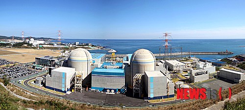 【부산=뉴시스】하경민 기자 = 오는 11일은 일본 후쿠시마 원전사고가 발생한지 2년째 되는 날이다. 이 사고로 인해 전세계적으로 원전 안정성에 대한 관심이 높아졌고, 한국수력원자력은 수명연장으로 거센 시민 반발을 산 원전에 대한 안정성 강화에 힘을 쏟았다.&nbsp; 한수원은 정부의 특별 안전점검 결과 최악의 자연재해에도 원전시설이 안전하게 운영될 수 있도록 총 56가지의 장.단기 개선대책을 수립, 시행에 나섰다. 이들 개선대책은 단계적으로 1조1000억원 이상을 투입, 오는 2015년까지 모두 완료한다는 계획이다. 사진은 고리원자력본부 전망대에서 내려다 본 신고리1.2호기 전경. 오른쪽이 신고리1호기. (사진=한수원 제공)&nbsp; yulnetphoto@newsis.com