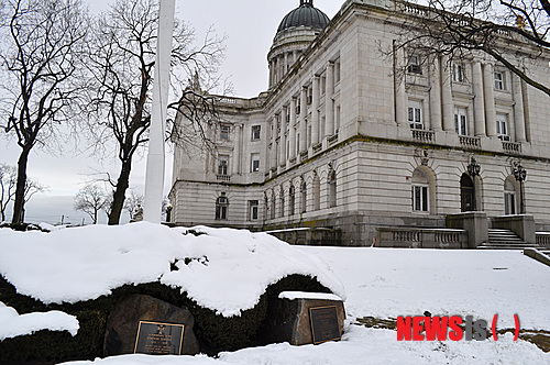 【버겐카운티(美뉴저지주)=뉴시스】노창현 특파원 = 미정부가 처음 건립하는 위안부기림비 제막식이 8일 세계 여성의 날을 맞아 뉴저지 버겐카운티 정부 법원앞에서 거행됐다. 기림비는 시민들의 기금을 모아 미국의 지방정부 이름으로 세워졌다는 점에서 특기할만하다. 특히 건립장소인 법원앞 메모리얼 아일랜드는 나치 홀로코스트 피해자 추모비와 아르메니안 대학살 추모비, 아이리쉬 대기근 추모비, 흑인노예피해자 추모비 등 4개의 기림비가 조성된 곳으로 일본군 강제위안부문제가 세계적인 인권이슈로 공식인정을 받았다는 의미를 갖고 있다. <사진=Newsroh.com 제공>&nbsp; robin@newsis.com 