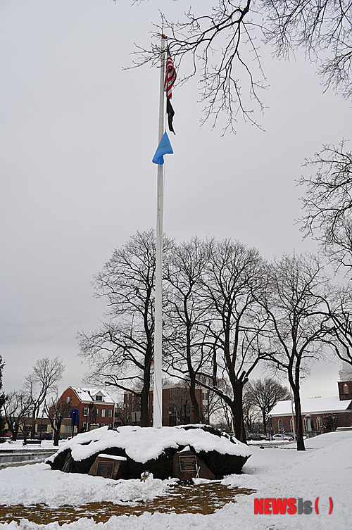 【버겐카운티(美뉴저지주)=뉴시스】노창현 특파원 = 미정부가 처음 건립하는 위안부기림비 제막식이 8일 세계 여성의 날을 맞아 뉴저지 버겐카운티 정부 법원앞에서 거행됐다. 기림비는 시민들의 기금을 모아 미국의 지방정부 이름으로 세워졌다는 점에서 특기할만하다. 특히 건립장소인 법원앞 메모리얼 아일랜드는 나치 홀로코스트 피해자 추모비와 아르메니안 대학살 추모비, 아이리쉬 대기근 추모비, 흑인노예피해자 추모비 등 4개의 기림비가 조성된 곳으로 일본군 강제위안부문제가 세계적인 인권이슈로 공식인정을 받았다는 의미를 갖고 있다. <사진=Newsroh.com 제공>&nbsp; robin@newsis.com 