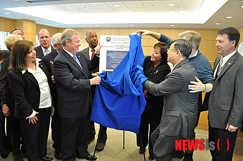 【버겐카운티(美뉴저지주)=뉴시스】노창현 특파원 = 미정부가 처음 건립하는 위안부기림비 제막식이 8일 세계 여성의 날을 맞아 뉴저지 버겐카운티 정부 법원앞에서 거행됐다. 기림비는 시민들의 기금을 모아 미국의 지방정부 이름으로 세워졌다는 점에서 특기할만하다. 특히 건립장소인 법원앞 메모리얼 아일랜드는 나치 홀로코스트 피해자 추모비와 아르메니안 대학살 추모비, 아이리쉬 대기근 추모비, 흑인노예피해자 추모비 등 4개의 기림비가 조성된 곳으로 일본군 강제위안부문제가 세계적인 인권이슈로 공식인정을 받았다는 의미를 갖고 있다. 제막식에 앞서 버겐카운티정부 청사 강당에서 기림비문구를 공개하고 있다. <사진=Newsroh.com 제공>&nbsp; robin@newsis.com