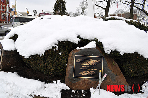 【버겐카운티(美뉴저지주)=뉴시스】노창현 특파원 = 미정부가 처음 건립하는 위안부기림비 제막식이 8일 세계 여성의 날을 맞아 뉴저지 버겐카운티 정부 법원앞에서 거행됐다. 기림비는 시민들의 기금을 모아 미국의 지방정부 이름으로 세워졌다는 점에서 특기할만하다. 특히 건립장소인 법원앞 메모리얼 아일랜드는 나치 홀로코스트 피해자 추모비와 아르메니안 대학살 추모비, 아이리쉬 대기근 추모비, 흑인노예피해자 추모비 등 4개의 기림비가 조성된 곳으로 일본군 강제위안부문제가 세계적인 인권이슈로 공식인정을 받았다는 의미를 갖고 있다. <사진=Newsroh.com 제공>&nbsp; robin@newsis.com