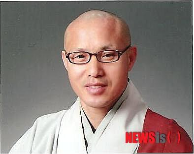 【구미=뉴시스】박홍식 기자 = 달리는 기부 모금 마라토너로 유명한 경북 구미 옥성면 '대둔사' 주지 진오스님(50)이 최근 서울 코리아나 호텔에서 열린 '제5회 하모니 리더십 대상' 기념식에서 개인공헌 부문 수상자로 선정됐다. (사진=대둔사 제공) photo@newsis.com