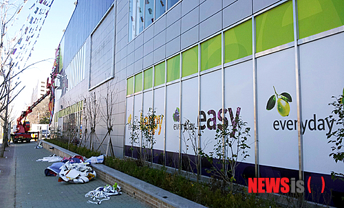 【광주=뉴시스】류형근 기자 = 대형마트를 입점시키지 않는 조건으로 중소형 마트를 오픈했던 광주 남구의 신진마트가 주말을 이용해 간판을 '이마트 에브리데이'로 바꾸고 있어 상인들의 반발이 예상된다. 신진마트 측은 지난해 9월25일 광주 남구와 상인 등과 함께 '대기업 유통업체와 계약을 맺지 않겠다'는 확약서를 맺었다.(사진=광주 남구의원 제공)&nbsp;&nbsp; hgryu77@newsis.com