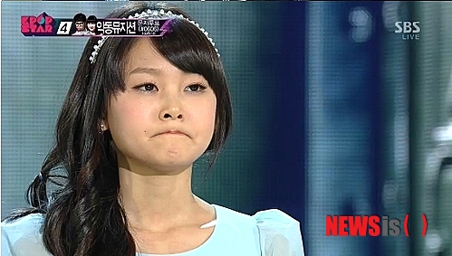 【서울=뉴시스】박영주 기자 = 신지훈이 SBS TV '일요일이 좋다-서바이벌 오디션 K팝스타 시즌2' 톱5 진입에 실패했다.&nbsp; 신지훈은 10일 오후 경기 부천실내체육관에서 생방송된 'K팝 스타2'에서 혼성듀오 '시크릿가든'의 '유 레이즈 미 업'을 불렀으나 '악동뮤지션'에게 밀렸다.&nbsp; 마지막 1대 1 대결로 진행된 이날 경연에서는 신지훈과 악동뮤지션, 이천원과 방예담, 라쿤보이즈와 앤드루 최가 맞대결했다.&nbsp; 듀오 '십센치'(10㎝)의 '죽겠네'를 부른 앤드루 최, 자작곡 '크레센도'를 부른 악동 뮤지션, 가수 비의 '아이 두'를 부른 방예담은 톱5에 들었다.&nbsp; 심사위원의 선택을 받지 못했지만 시청자 문자투표에서 1위를 차지한 이천원, 심사위원진(양현석·박진영·보아)의 와일드카드로 선택받은 '라쿤보이즈'도 추가 합격했다.&nbsp; 한편, 'K팝스타 시즌1'의 준우승자인 YG엔터테인먼트 소속가수 이하이(17)가 이날 생방송 스페셜 무대에 올라 정규1집 타이틀곡 '이츠 오버'(It's Over)를 처음으로 공개했다.&nbsp; gogogirl@newsis.com