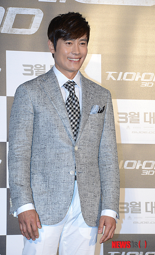 【서울=뉴시스】전진환 기자 = 11일 오전 영화 '지.아이.조2'의 출연진이 홍보차 내한 한 가운데 배우 이병헌이 서울 여의도 콘래드호텔에서 열린 공식 기자회견 중 포토타임을 갖고 있다. amin2@newsis.com