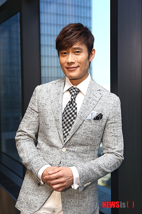 【서울=뉴시스】김태은 문화전문기자 = 한국에서는 ‘광해, 왕이 된 남자’로 1000만 배우 대열로 들어섰다. 미국 할리우드로 진출하며 월드스타덤을 향해 치닫고 있는 이병헌(43)이다. 그가 의외의 고민을 털어놨다. 시나리오가 많이 들어오지 않는다는 것이다. 할리우드 영화 ‘지.아이.조 2’의 28일 국내 개봉을 앞두고 만난 이병헌은 “한국영화 시나리오를 많이들 안 줘서 차기작을 아직 결정하지 못했다”고 밝혔다. 할리우드 입성으로 빅스타가 된 그가 부담스러워 출연을 제의하지 못하는 것은 아닐는지…. 하지만, 그건 아닌 것 같다며 이유를 모르겠다고 고개를 갸우뚱한다. 어떤 영화를 하고 싶을까. 정해놓은 것은 없다고 한다. “다음엔 뭘 해야겠다고 정해놓은 적은 한번도 없었다. 전략적이었다면 5년동안 지속적으로 어둡고 심각한, 비슷한 정서를 가진 영화를 하진 않았을 것”이라며 “가장 중요하게 생각하는 것은 ‘재미’다. ‘놈놈놈’, ‘달콤한 인생’, ‘중독’, ‘그해여름’ 등이 다 그랬다. 시나리오를 읽었을 때 재밌다고 생각되면 출연을 결정한다”고 답했다. ‘도둑들’처럼 멀티캐스팅이 유행인 것에 대해서는 “70년생 배우들이 많이 활동하고 있는데 여럿이 같이 나오면 재밌을 것 같다”며 “얼마전 동갑인 류승룡씨와 함께 연극 ‘광해’를 보러가서 우리끼리 함께할 수 있는 작품이 없을까, 얘기를 하긴 했는데 딱 맞는 시나리오가 없는 것이 문제다. 이야기만 재밌다면 분량은 문제가 되지 않는데”라며 아쉬워했다. 할리우드 쪽 차기작도 미정이다. 에이전트가 있어 스크립트를 보내주긴 하는데 마음에 드는 작품을 찾지 못했다. “아시아에서 활동하던 배우가 할리우드로 넘어갔을 때 맡을 수 있는 배역이 아무래도 액션위주의 역할인데, 점점 동양인 배우가 아니더라도 할 수 있는 배역이 들어온다는 것은 좋은 징조”라며 “로맨틱 코미디에서 주요한 역할 하나가 들어왔는데, 전체적인 분위기가 너무 가벼워서 거절했다. 3월 미국개봉하는 제러드 버틀러, 모건 프리먼, 릭 윤이 나오는 ‘올림퍼스 해스 폴른’은 뉴올리언스에서 ‘지아이조2’를 찍고 있을 때 제의가 들어왔는데 스토리가 마음에 들지 않아 거절했다”고 전했다. 또다른 액션영화 출연제안을 접한 상태이나 출연여부를 답하지 않은 상태다. 이병헌은 3편의 할리우드 영화에 출연했다. 가장 최근 촬영을 마친 영화는 올 8월 개봉하는 ‘레드2’다. 지난해 8월 시작해 12월 영국에서 촬영을 마쳤다. 은퇴한 CIA 요원들이 유럽에서 나름의 방식으로 적과 싸우는 이야기다. 브루스 윌리스, 헬렌 미렌, 앤서니 홉킨스, 존 말코비치, 캐서린 지터 존스 등 어마어마한 배우들과 어깨를 나란히 한다. 이병헌은 이들과 함께 런던 한국영화제에서 ‘광해, 왕이 된 남자’를 관람했다. “오랜 친구 사이인 (‘지아이조2’, ‘레드2’ 제작자인) 로렌조 디 보나벤추라와 브루스 윌리스가 나란히 앉아 관람했는데, 로렌조가 전하길 브루스가 그렇게 크게 웃는 건 처음 봤다고 얘기하더라. 헬렌 미렌은 일반관객들과 함께 질의응답시간까지 남아있었다. 영화 끝나고 ‘광해 재밌었어, 정말 좋았어’라고 하더니 한달내내 그 얘기를 반복해 정말 재밌게 봤나보다는 생각이 들었다”며 흐뭇해했다. 첫 번째 할리우드 진출작인 ‘지아이조’를 찍을 때는 ‘꿔다놓은 보릿자루’같은 느낌도 들었지만 ‘지아이조2’를 찍으며 한결 높아진 위상을 실감했다. 1편이 캐릭터를 소개하는데 그쳤다면, 2편에서는 그동안 숨겨졌던 부분이 다 밝혀지며 뜨거운 감정을 쏟아내는 등 비중이 크게 늘어났다는 것이다. 자신이 맡은 스톰 섀도 역에 대해 “‘지아이조’라는 만화원작이 50년 이상된 ‘국민만화’이고, 스톰 섀도는 어마어마하게 인기있는 캐릭터다. 미국인들은 캐릭터들과 그사이의 갈등에 대해서 샅샅이 알고 있다. 모르는 사람들이 보기에는 복면 쓴 두 닌자가 싸우나보다 하겠지만, 스톰 섀도와 스네이크 아이즈의 대결은 마치 이소룡과 성룡의 대결처럼 흥분할 수 있는 요소”라는 설명도 곁들였다. 제작사는 이병헌을 앞세워 아시아 시장을 공략하고자하는 의도도 드러냈다. “(투자·제작사인) 파라마운트에서 불러서 갔더니 마케팅 최고책임자가 비밀스럽게 영화 장면들을 보여주면서 어떤 것을 첨가시키기를 바라는지, 음악은 어떤지 등을 물으며 자문하더라”며 “당황스럽기도 했지만 아시아 시장을 엄청 의식하는구나 싶어 뿌듯했다”고 털어놓았다. 미국 현지에서의 한국영화 위상도 무척 높아졌다면서 “가장 많이 본 한국영화는 ‘올드보이’인 것 같고, ‘놈놈놈’, ‘공동경비구역 JSA’ 얘기를 많이 한다. 뉴올리언스에서 ‘지아이조2’를 촬영하고 있을 때 마침 박찬욱 감독이 테네시에서 ‘스토커’, 김지운 감독이 뉴멕시코에서 ‘라스트 스탠드’를 찍었다. 서로 안부문자를 지속적으로 주고받다가 다들 촬영이 끝나고 LA에서 모인 적이 있었는데, 말은 안 했지만 마음에 맞는 한국감독, 배우와 함께 할리우드에서 새로움을 보여주면 어떨까 하는 생각을 했다”고 떠올렸다. 한국과 할리우드 활동 비율은 그동안 해온대로 유지한다는 계획이다. “할리우드는 호기심에 가득찬 느낌으로 계속 나아가고 알아가고 싶은 곳이긴 하지만, 한국영화가 내게는 가장 중요하다”며 “한국에서 나고 자라고 살아왔기에 이를 바탕으로 한 정서로 한국어로 하는 연기가 내가 가장 잘 할 수 있는 것”이라고 강조했다. 한편 11일 이병헌 인터뷰에 앞서 여의도 콘래드서울 호텔에서는 ‘지아이조2’의 존 추 감독, 출연배우인 드웨인 존슨, 에이드드리앤 팰리키, D J 코드로너가 이병헌과 함께 기자회견을 했다. 이들은 이 영화의 월드프리미어가 이날 저녁 세계최초로 서울에서 열리는 것에 맞춰 우리나라를 찾았다. ‘지아이조2’는 코브라 군단의 음모로 지아이조 군단이 초토화 당한 상태에서 살아남은 로드 블럭(드웨인 존슨), 레이디 제인(에리드리앤 팰리키), 플린트(D J 코트로너)가 지아이조의 원년멤버 조 콜턴(브루스 윌리스)의 도움을 받아 세계를 구한다는 내용이 주를 이룬다. tekim@newsis.com