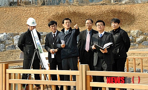 【증평=뉴시스】강신욱 기자 = 12일 충북 증평군 증평읍 연탄리 비점오염 저감시설 공사 현장을 찾은 홍성열(왼쪽 세 번째) 증평군수가 공사 관계자에게 완벽한 시공을 당부하고 있다. (사진=증평군청 제공)&nbsp; photo@newsis.com 