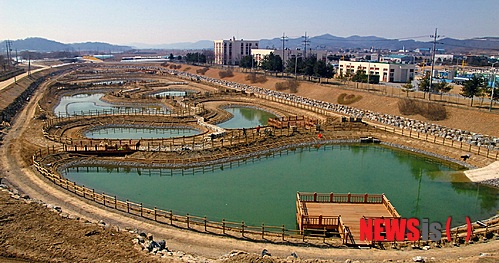 【증평=뉴시스】강신욱 기자 = 12일 충북 증평군 증평읍 연탄리 위생처리장 부근에 설치하는 비점오염 저감시설이 다음 달 준공을 앞두고 윤곽을 드러내고 있다. (사진=증평군청 제공)&nbsp; photo@newsis.com 