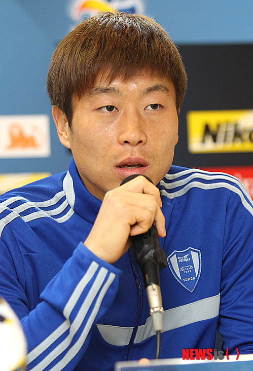 【수원=뉴시스】강종민 기자 = 귀저우 런허(중국)와 2013 ACL 조별리그 H조 2차전을 앞둔 수원삼성 블루윙즈 김두현 선수가 12일 오후 경기 수원월드컵경기장에서 기자회견을 갖고 있다.ppkjm@newsis.com