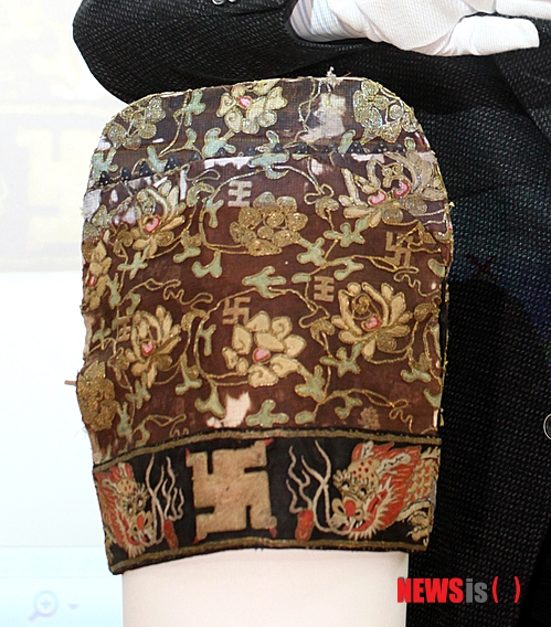 【서울=뉴시스】신동립의 ‘잡기노트’ <347>&nbsp; 얼마 전 ‘세종대왕 모자’가 발견됐다. 경북대 국어국문학과 이상규 교수 등이 선보인 익선관(翼蟬冠)은 안쪽에 훈민정음 해례본 제자해(制字解) 일부가 들어있다.&nbsp; 문화부장 reap@newsis.com&nbsp;&nbsp; 