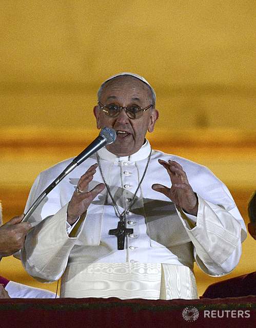 【바티칸시티=로이터/뉴시스】아르헨티나의 호르헤 마리오 베르골리오 추기경이 13일(현지시간) 콘클라베에서 새 교황에 선출된 뒤 바티칸 성 베드로 대성당 난간에 모습을 나타냈다. 이날 시스티나 성당의 굴뚝에 하얀 연기가 피어오르고 바티칸 성 베드로 대성당의 종이 울리며 베네딕토 16세의 뒤를 이을 새 교황의 선출을 알렸다.