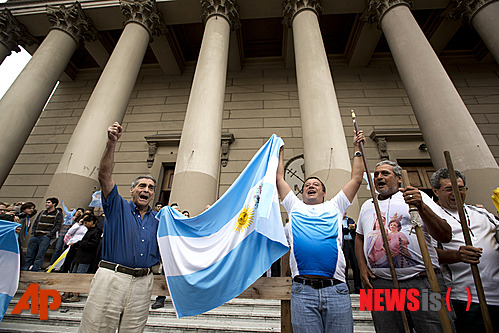  【부에노스아이레스 =AP/뉴시스】13일 아르헨티나의 호르헤 베르고글리오 추기경이 교황에 선출되자 부에노스아이레스의 메트로폴리탄 성당 앞에서 신자들이 아르헨티나 국기를 흔들며 환호하고 있다. 프란시스라는 교황명을 택한 베르고글리오 추기경은 미주에서는 처음으로 교황에 선출됐다.&nbsp; 
