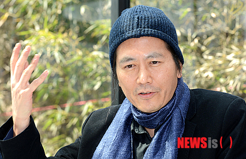 [서울=뉴시스]박종민 기자 = 화제작 '피로사회'에 이어 신간 '시간의 향기'를 출간한 재독 철학자 한병철 베를린 예술대 교수가 2023년 3월14일 서울 종로구 신문로 한 일식집에서 기자간담회를 열고 있다. 한병철 교수가 디지털 기술과 현대 자본주의의 병폐에 관한 저술로 스페인의 2025년 아스투리아스 공주 인문학상을 수상했다고 주최측이 7일 밝혔다. 2025.05.07. jmc@newsis.com