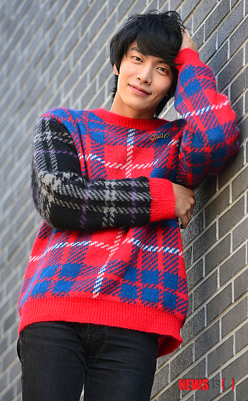 【서울=뉴시스】조종원 기자 = 영화 ‘연애의 온도’의 배우 이민기가 13일 오후 서울 종로구 삼청동 한 카페에서 뉴시스와 인터뷰에 앞서 포즈를 취하고 있다.&nbsp; choswat@newsis.com