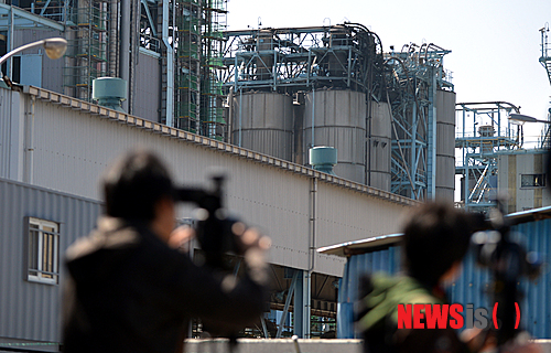 【여수=뉴시스】류형근 기자 = 전남 여수시 화치동 여수산단 대림산업 2공장에서 폭발사고가 발생해 6명이 숨지고 11명이 부상을 입었다. 15일 오전 기자들이 폭발 사고가 발생한 사일로 일부를 촬영하고 있다.&nbsp;&nbsp; hgryu77@newsis.com 