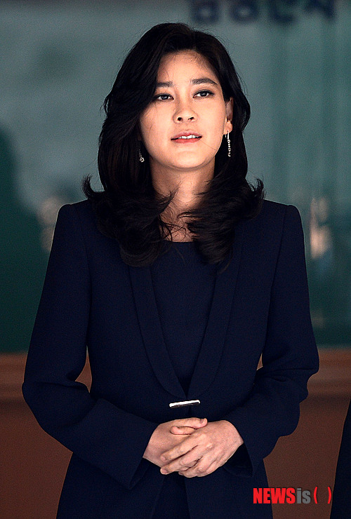 【서울=뉴시스】박동욱 기자 = 이부진 신라호텔 사장이 15일 오전 서울 중구 삼성전자 장충사옥에서 열린 정기 주주총회를 마친 뒤 나서고 있다. fufus@newsis.com