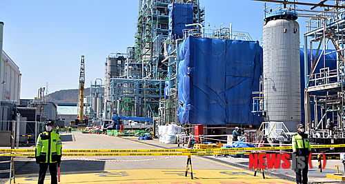 【여수=뉴시스】류형근 기자 = 전남 여수시 월하동 여수산단 대림산업 2공장에서 폭발사고가 발생해 6명이 숨지고 11명이 부상을 입은 가운데 15일 오전 경찰이 사고 현장을 통제하고 있다.&nbsp;&nbsp; hgryu77@newsis.com 