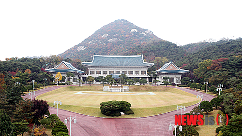 【서울=뉴시스】김영욱 기자 = 청와대 본관 전경 가을. (사진=청와대 제공)&nbsp; photo@newsis.com