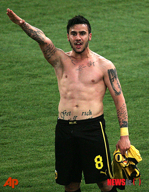  【아테네 =AP/뉴시스】16일 그리스의 프로축구단 AEK아테네의 미드필더 기오르고스 카티디스가 아테네의 올림픽스태디움에서 열린 베리아 팀과의 그리스리그 경기에서 결승골을 넣은 뒤 나치식의 경례를 해 주위를 놀라게 했다. 이날 AEK는 2대1로 이겼으며 그의 제스쳐를 두고 비난이 일기는 했으나 공식적인 반응은 아직 없다.&nbsp; 