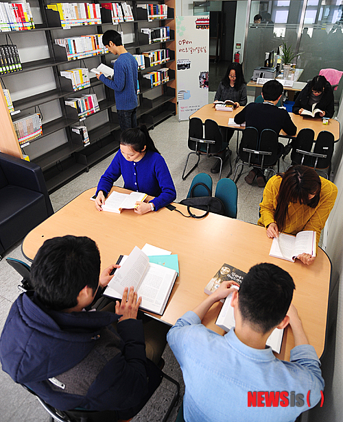 【서울=뉴시스】건국대학교 상허기념도서관(관장 한상도)은 17일 도서관 이용자들의 인기도서 독서를 지원하기 위해 인기도서 200여 종을 각 2권 씩, 총 400여 권을 구비한 ‘베스트셀러 열람실’을 도서관 내에 열었다고 밝혔다. 많은 학생들이 베스트셀러를 통해 우수도서 이용을 원하지만, 서점과 달리 대학도서관은 이에 대한 정보를 쉽게 얻을 수 없고, 이미 대출되어 이용할 수 없는 경우가 많아 별도로 베스트셀러 열람실을 만들어 운영하는 것이다.&nbsp; 베스트셀러 열람실은 인기도서를 한 곳에 모아 관련 정보를 편리하게 제공하고, 이미 대출중인 경우가 많아 이용하기 힘들던 인기 도서를 쉽게 이용할 수 있도록 지원하기 위해 만들었다. 건국대 상허기념도서관 4층에 마련된 베스트셀러 열람실에는 기존 도서관 열람실에 구비돼있던 인기도서에 더해 200여 종, 400여 권의 인기도서가 베스트셀러 열람실 전용으로 비치되어 있다. 또, 비치된 책을 대형 서점의 인기도서 목록을 반영해 매달 바꾸며 이용자들의 만족도를 높일 예정이다. (사진=건국대학교 제공)&nbsp; photo@newsis.com