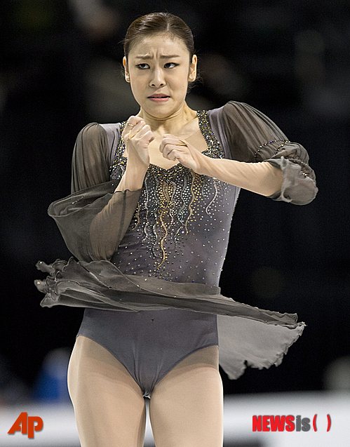 【서울=뉴시스】박영주 기자 = 피겨여왕 김연아(23)가 참가한 2013 국제빙상연맹(ISU) 세계피겨선수권대회 중계방송이 17.4%라는 높은 시청률을 올렸다.&nbsp; 시청률조사회사 닐슨코리아에 따르면, 17일 오전 9시25분부터 낮 12시24분까지 SBS TV가 생중계한 세계피겨선수권대회는 전국기준 17.4%, 수도권기준 시청률 19.8%를 기록했다.&nbsp; 또 다른 시청률조사회사 TNmS는 전국기준 17.9%로 집계했다. 김연아의 경기점수가 발표되는 순간 시청률은 29.6%에 달했다.&nbsp; 김연아는 캐나다 온타리오 주 런던의 버드와이저가든스에서 열린 세계피겨선수권대회 여자 싱글 프리스케이팅 부문 24명의 선수 중 마지막으로 나와 148.34점을 따냈다. 쇼트 프로그램 69.97점과 합해 총점 218.34점으로 우승을 차지했다.&nbsp; gogogirl@newsis.com