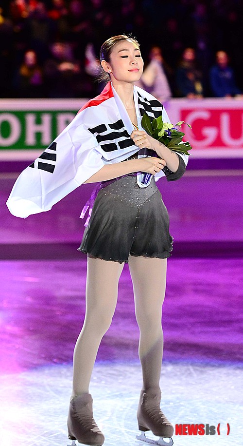 【런던(캐나다)=뉴시스】전신 기자 = 피겨여왕 김연아가 17일(한국시각) 캐나다 온타리오주 런던 버드와이저 가든스에서 열린 2013 국제빙상경기연맹(ISU) 세계선수권대회 여자 싱글 프리스케이팅에서 기술 74.73점, 예술 73.61점을 받아 148.34점을 기록, 쇼트프로그램 69.97점을 더해 총점 218.31점으로 우승을 차지한 후 태극기를 두르고 경기장을 돌고 있다. 2위는 카롤리나 코스트너, 3위는 아사다 마오.&nbsp; photo1006@newsis.com